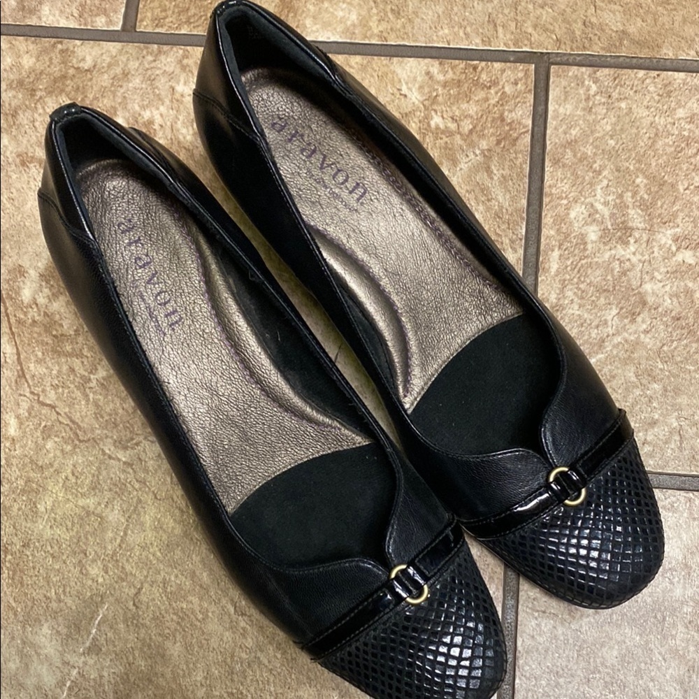 Aravon 9.5B Leather Black Dress Shoes with Textured Toe and Silver Accent Fall